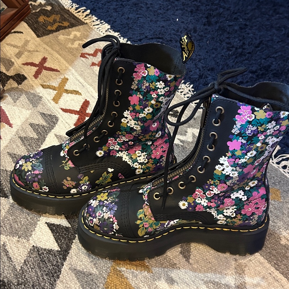 Dr Martens Sinclair Platforme Floral Lace-Up Boots - Like New